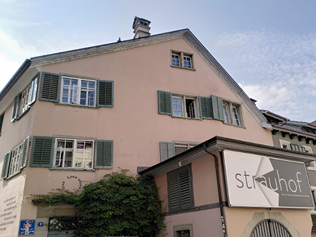 Das Gebäude von vorne. © Strauhof