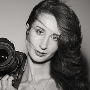 Scharzweibild der Fotografin Julia Wimmerlin, Großaufnahme, Gesicht lächelnd © Privat